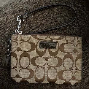 New w/o tags Coach wristlet with zipper closure